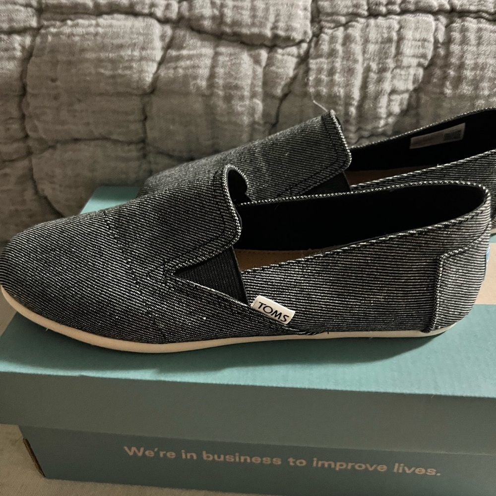 NWT TOMS Redondo Black Twill Chambray slip on shoes